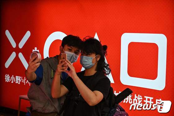[사진] ‘오징어 게임’ 문양 배경으로 사진 찍는 중국인들