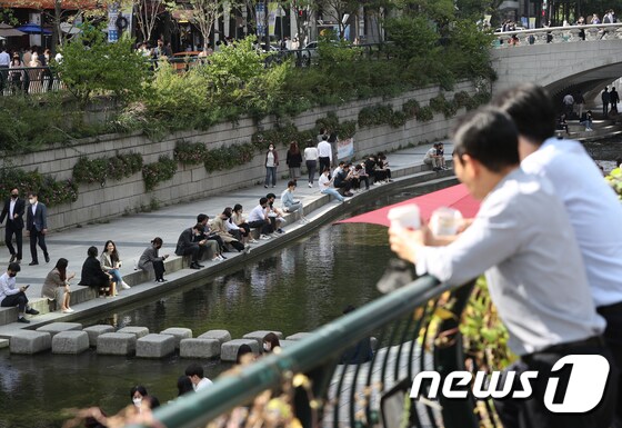 서울 중구 청계천에서 직장인들이 점심시간을 이용해 휴식을 취하고 있다./뉴스1 © News1 신웅수 기자