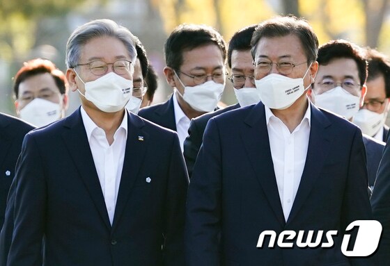 문재인 대통령(오른쪽)과 이재명 더불어민주당 대선 후보. 2021.10.14/뉴스1 © News1 이광호 기자