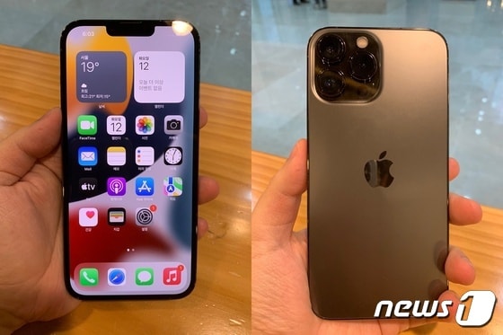 애플이 새롭게 출시한 '아이폰13 프로 맥스'로 색상은 그래파이트다. © 뉴스1