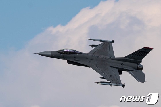 지난 14일 경기도 평택 소재 주한 미공군 오산기지를 이륙한 F-16 '파이팅팰컨' 전투기 (미군 인도·태평양사령부) © 뉴스1