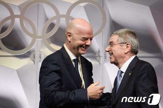 잔니 인판티노 FIFA 회장(왼쪽)과 토마스 바흐 IOC 위원장(오른쪽). © AFP=뉴스1