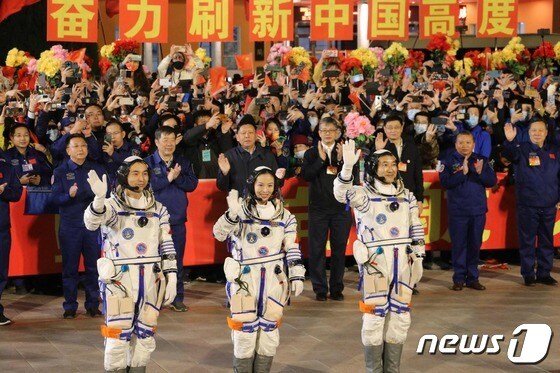 왼쪽부터 예광푸(41), 왕야핑(41), 자이즈강(55)이 선저우 13호 탑승 직전 손을 흔들고 있다. 2021.10.16 © AFP=뉴스1