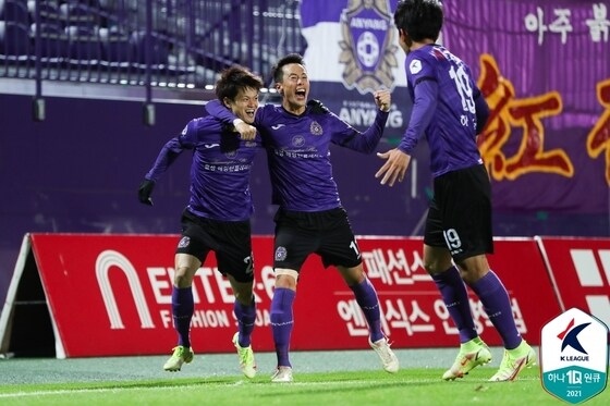 FC안양은 17일 서울 이랜드에 2-1 역전승을 거두며 K리그2 2위 싸움에 유리한 고지를 밟았다.(한국프로축구연맹 제공) © 뉴스1