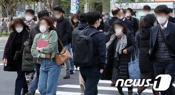 서울 종로구 광화문 네거리에서 두꺼운 겨울옷을 챙겨 입은 시민들이 출근길 발걸음을 재촉하고 있다./뉴스1 © News1 민경석 기자