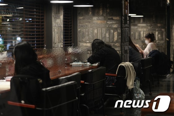 서울의 한 카페에서 사람들이 공부를 하고 있다. /뉴스1 © News1 신웅수 기자