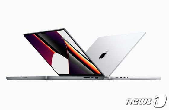 애플이 새로운 '맥' 전용 칩셋 M1프로와 M1맥스를 탑재한 새로운 맥북 프로를 선보였다. (애플 제공) © 뉴스1