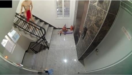 지난 18일 오후 5시40분쯤 한 남성이 알몸 상태로 빌라 계단을 오르락내리락하며 음란행위를 하는 모습이 CCTV에 포착됐다. (온라인 커뮤니티 '보배드림' 갈무리) © 뉴스1