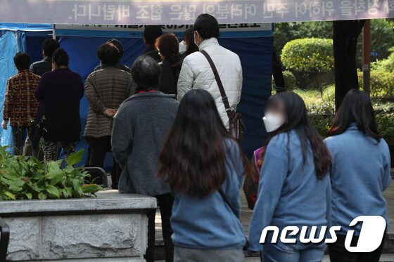 서울 영등포구 중마루공원에 마련된 찾아가는 선별진료소에서 전통시장 상인 등 시민들이 검사를 받고 있다. .뉴스1 자료사진. 뉴스1 © News1 성동훈 기자