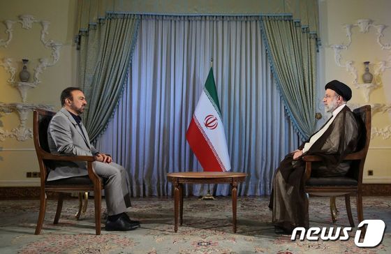 에브라힘 라이시 이란 대통령이 18일(현지시간) 테헤란에서 TV 인터뷰를 하고 있다. © AFP=뉴스1 © News1 우동명 기자