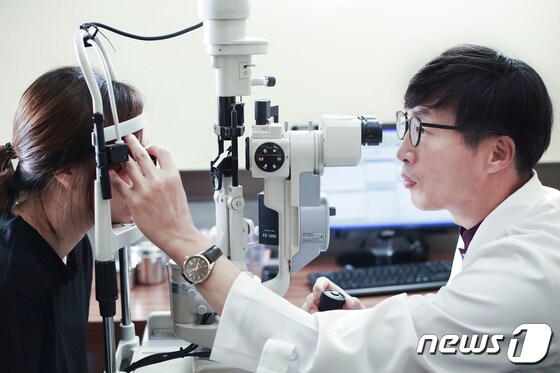 김재봉 광주신세계안과 대표원장이 환자를 진료하고 있다.© 뉴스1