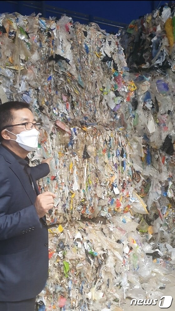 지난 18일 전범근 에코크레이션 대표가 기자에게 폐비닐 재활용 시스템을 설명하고 있다. © 뉴스1