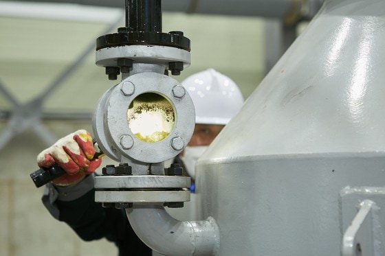 에코크레이션의 열분해 기술이 적용된 뉴에코원 공장 엔지니어가 열분해유 생산 설비를 시험 가동하고 있다(SK이노베이션 제공). © 뉴스1