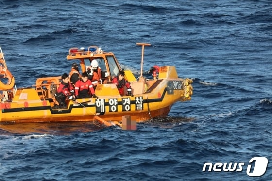 20일 군산해양경찰서에 따르면 이날 자정께 전북 군산시 어청도 남서쪽 124㎞ 해상에서 중국어선 A호(239t·승선원 15명)가 원인을 알 수 없는 사고로 전복됐다. 이 사고로 현재까지 3명이 숨졌다.© 뉴스1