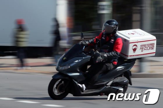 서울 시내에서 라이더들이 오토바이를 타고 배달하고 있다. 2021.10.20/뉴스1 © News1 이동해 기자