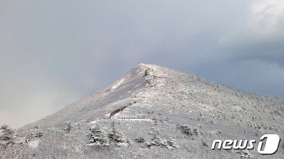 눈으로 뒤덮힌 설악산 대청봉 일대.(설악산국립공원사무소 제공) 2021.10.20/뉴스1