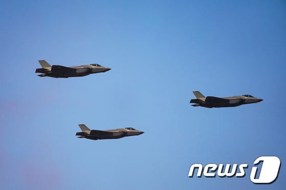 공군 F-35A '프리덤 나이트' 전투기 편대. 2021.10.20/뉴스1 © News1 이광호 기자