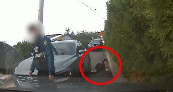 이 운전자는 경찰의 협조에도 응하지 않고 도로에 드러누웠다. (유튜브 '한문철TV' 영상 갈무리) © 뉴스1