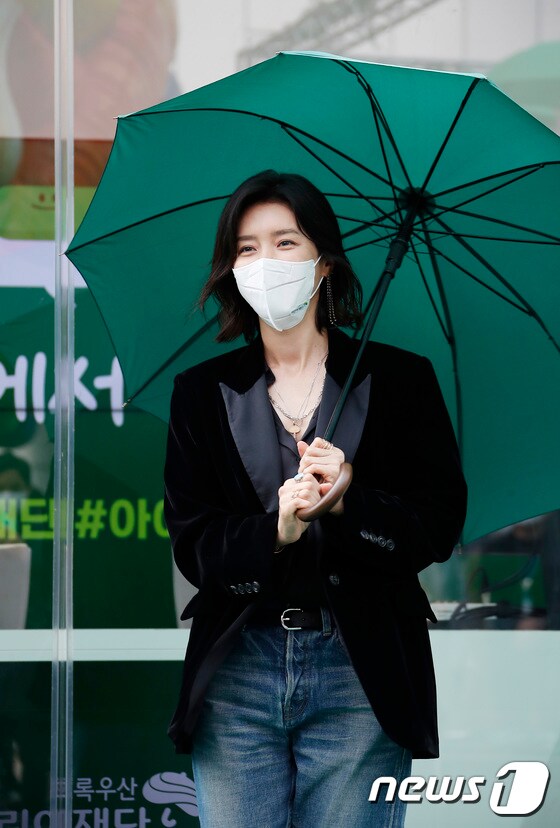 초록우산 쓴 배우 채정안