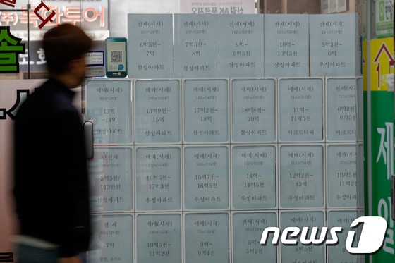 서울시내 공인중개사무소에 부동산 매물이 붙어있다. © News1 안은나 기자