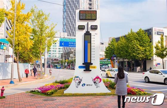 서울 광진구 자양사거리 교통섬에 설치한 백신 온도탑이 2차 백신 접종률 70%를 가리키고 있다(광진구 제공).© 뉴스1
