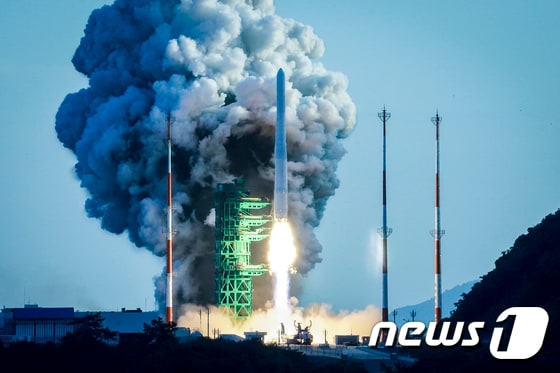 21일 오후 전남 고흥 나로우주센터에서 한국형 발사체 '누리호(KSLV-II)'가 발사되고 있다. 2021.10.21/뉴스1 © News1 이광호 기자