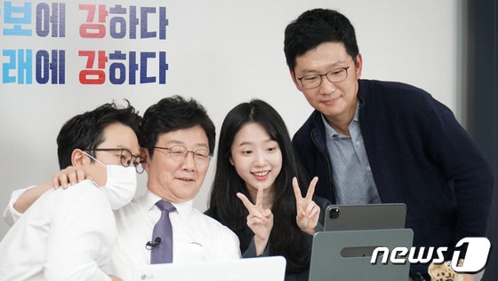 이기인 대변인(왼쪽부터), 유승민 후보, 유담씨, 유훈동씨 (유승민 캠프 제공) © 뉴스1