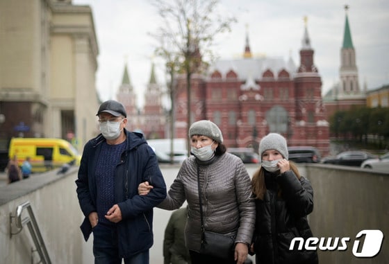 러시아 모스크바의 한 거리에서 행인들이 마스크를 쓴 채 걷고 있다. © AFP=뉴스1