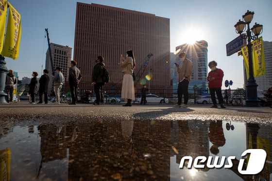서울역광장에 마련된 신종 코로나바이러스 감염증(코로나19) 중구 임시선별검사소를 찾은 시민들이 검체 검사를 기다리고 있다./뉴스1