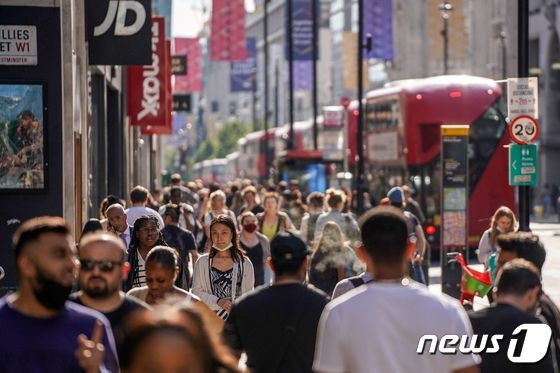지난 여름 영국 런던 중심부인 옥스포드 스트리트를 걷고 있은 시민들. © AFP=뉴스1