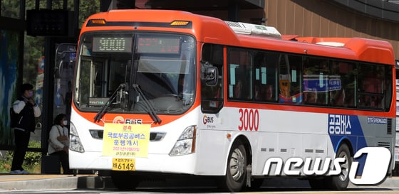 사진은 합정역에서 3000번 버스가 운행되는 모습. 2021.10.22/뉴스1 © News1 김명섭 기자