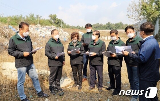 진천군의회 건설·환경 분야 현지조사 특별위원가 현지조사를 하고 있다.(진천군의회 제공)© 뉴스1