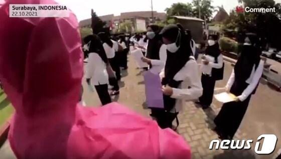 오징어게임 경비원으로 분장한 감독관이 수험생들의 서류를 체크하고 있다 - 유튜브 갈무리 © 뉴스1