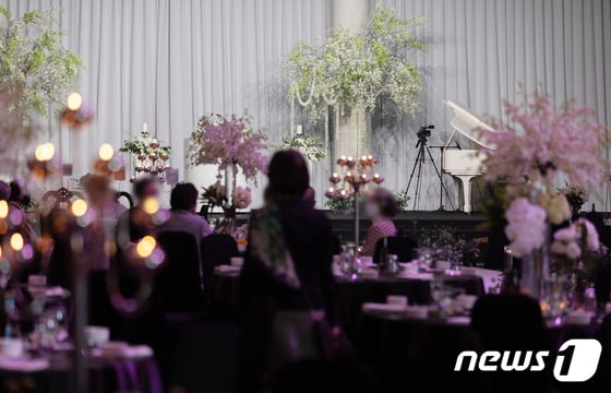 서울의 한 결혼식장에 하객들이 자리에 앉아 있다. 2021.10.24/뉴스1 © News1 이재명 기자