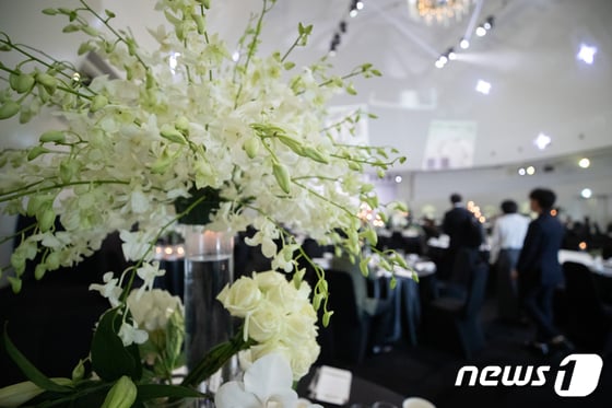 지난 10월24일 오전 서울의 한 결혼식장에 하객들이 자리로 이동하고 있다. © News1 이재명 기자