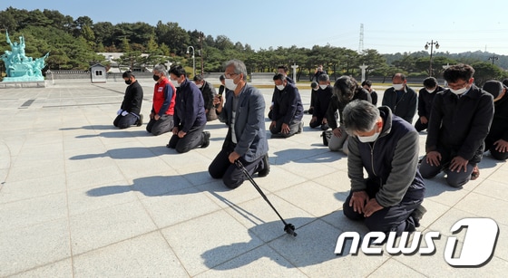 5·18묘지서 무릎 꿇은 경남 시민단체