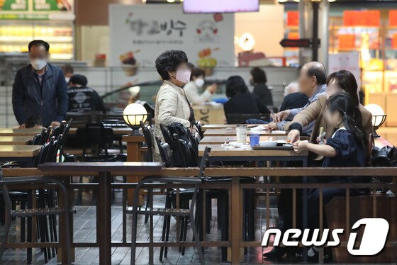 25일 오후 서울 시내의 한 식당에서 시민들이 식사를 하고 있다. 이르면 다음달 1일부터 '단계적 일상회복' 이른바 '위드(with) 코로나'가 시작된다. 2021.10.25/뉴스1 © News1 임세영 기자