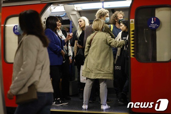 영국 런던 지하철의 2021년 10월 23일 모습. 이틀 전 신규 확진자 수가 5만 명을 넘었지만, 마스크를 쓴 사람은 많지 않다. 영국은 7월19일부터 실내에서조차 마스크 착용을 개인의 자율에 맡기고 있다. © AFP=뉴스1 © News1 최서윤 기자