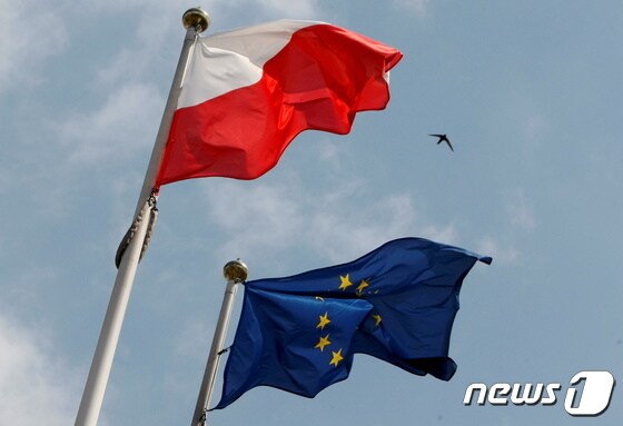 폴란드 국기와 유럽연합기. © 로이터=뉴스1