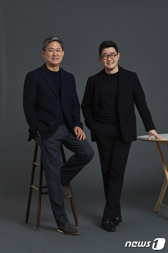 (왼쪽부터) 김성수, 이진수 카카오엔터테인먼트 공동 대표 (카카오엔터테인먼트 제공) © 뉴스1
