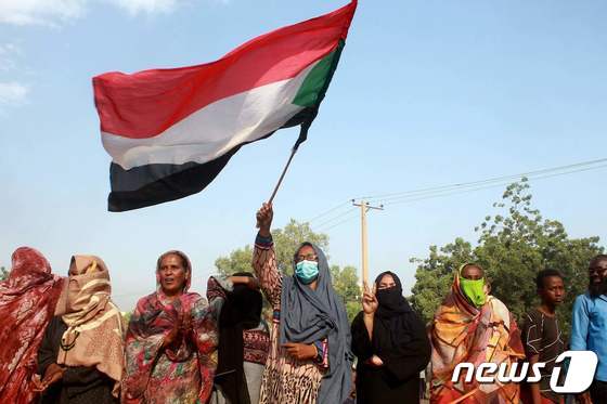 25일 수단 수도 하르툼에서 군부 쿠데타에 반대하는 시위가 일어나고 있다. © AFP=뉴스1