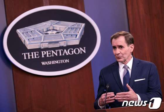 존 커비 미국 국방부 대변인이 언론 브리핑에서 발언하고 있다. © AFP=뉴스1