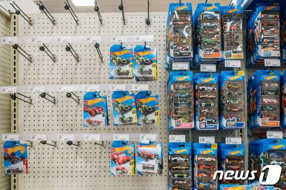 미국 텍사스주 휴스턴의 대형 할인마트 '타깃'의 장난감 자동차 진열대가 비어있다. © AFP=뉴스1 © News1 신윤하 기자