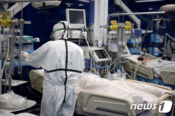 불가리아 소피아 피로고프 병원 중환자실에서 한 의료진이 지난 15일 코로나19 확진자를 치료하고 있다. © 로이터=뉴스1 © News1 원태성 기자