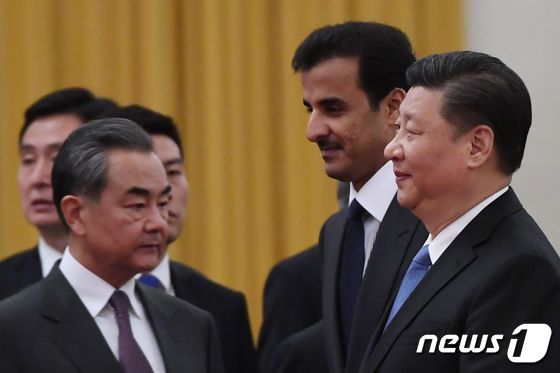 31일(현지시간) 시진핑(오른쪽) 국가주석과 왕이(왼쪽) 외교부장이 중국 베이징 인민대회당에서 열린 한 행사에 참석하고 있다. 2021.01.31 © AFP=뉴스1