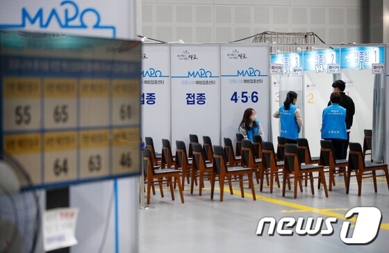 27일 서울 마포구민체육센터에 마련된 코로나19 예방접종센터에서 시민이 접종 안내를 받고 있다.  © News1 안은나 기자