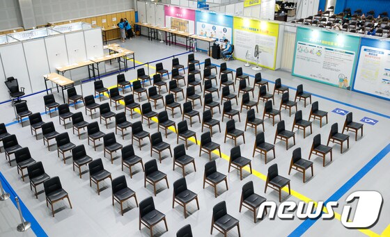 27일 서울 마포구민체육센터에 마련된 코로나19 예방접종센터가 한산하다. © News1 안은나 기자