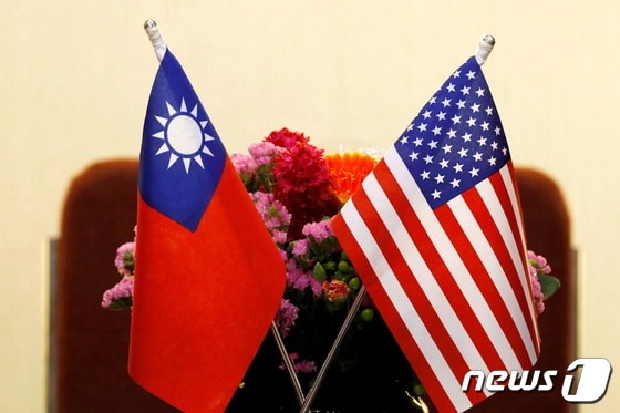 대만 국기인 청천백일만지홍(좌)과 미국 성조기. © 로이터=뉴스1 © News1 정윤영 기자