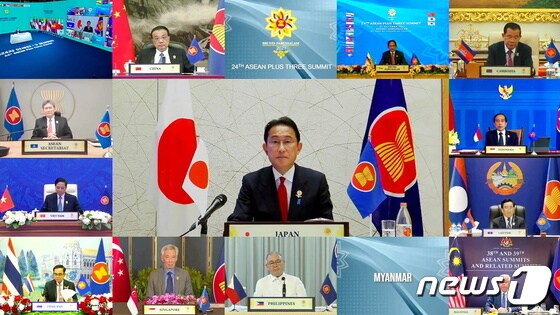 아세안+3 화상 정상회의에 참석하고 있는 기시다 후미오 일본 총리. © 로이터=뉴스1