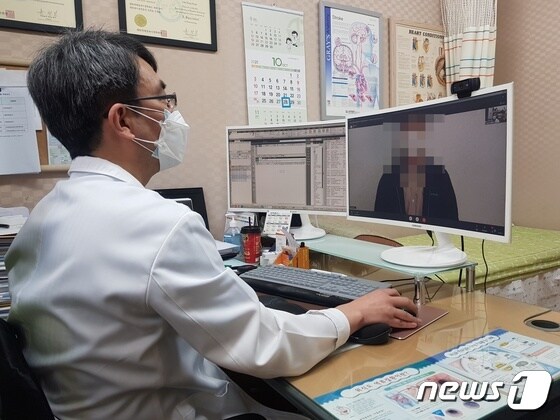 김해지역 재택치료 전담의료기관의 비대면 진료 모습, (김해시 제공) © 뉴스1
